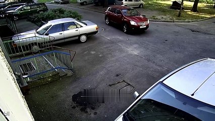 Il tente de se garer... enfin presque