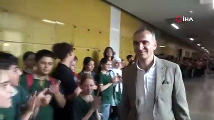 Kanseri yenen öğretmene öğrencilerden coşkulu karşılama