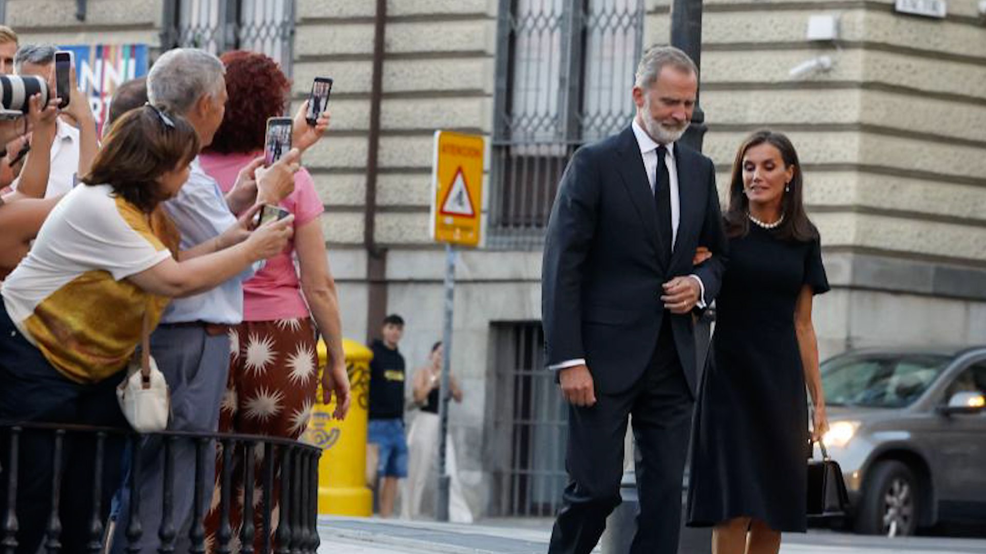 La Reina Letizia se rinde al encanto del collar de perlas