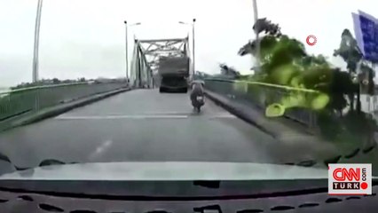 Yagi Tayfunu’nda köprü çöktü! Araçların aniden nehre düştüğü anlar kamerada...