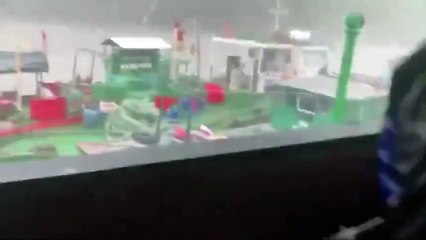 La furia del tifone Yagi in Vietnam rovescia un'imbarcazione