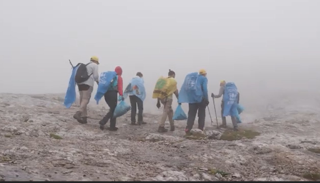 Al capezzale del ghiacciaio della Marmolada per ripulirlo dai rifiuti