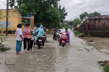 Tải video: झमाझम बारिश, नदी-नालों में उफान, रास्ते रहे बंद