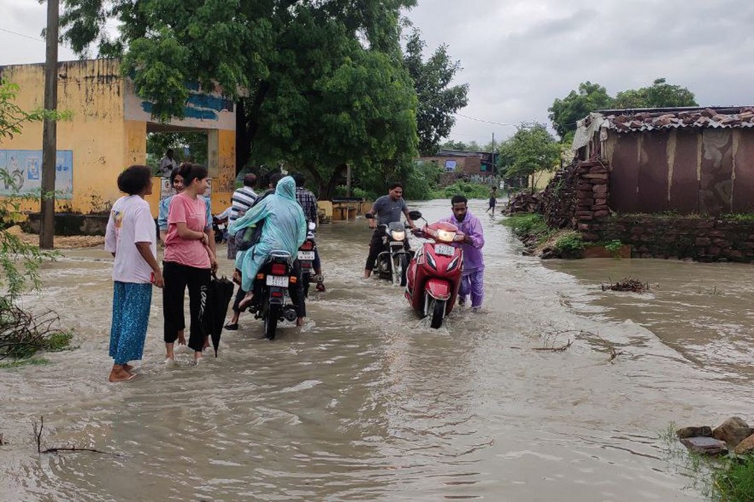 झमाझम बारिश, नदी-नालों में उफान, रास्ते रहे बंद