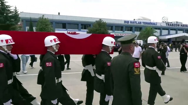 Piyade Üsteğmen Ömer Fatih Ayar'ın naaşı, Trabzon Havaalanı’nda düzenlenen törenle karşılandı