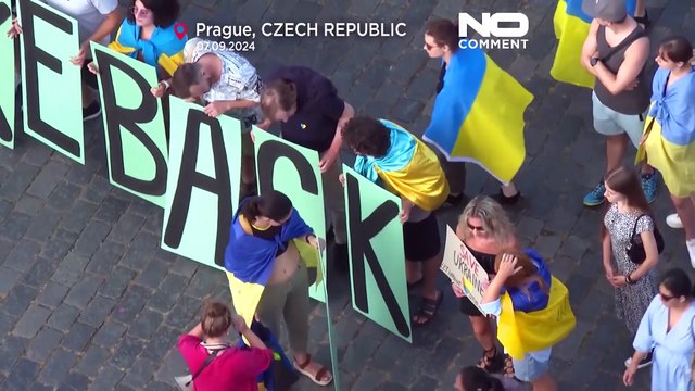 Prag'da Ukrayna'ya destek için sarı mavi şemsiyeler açıldı