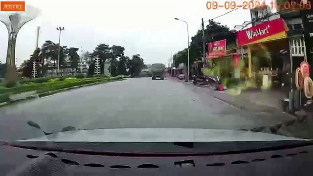 Crolla un ponte in Vietnam: il momento in cui la strada frana e un camion finisce nel vuoto