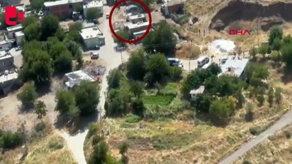 Narin’in cansız bedeninin taşındığı kırmızı araç helikopterden görüntülenmiş