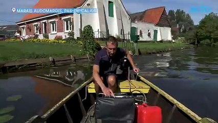 Nicolas distribue le courrier en barque