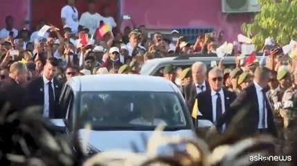 Folla in strada per salutare Papa Francesco a Timor Est