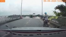 El momento en el que un puente de Vietnam colapsa por el tifón Yagi