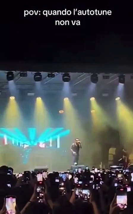 Fedez, l'interpretazione di "Sexy Shop" è un disastro