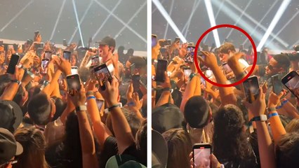 Peso Pluma baja del escenario para cantar con sus fans y le roban la gorra