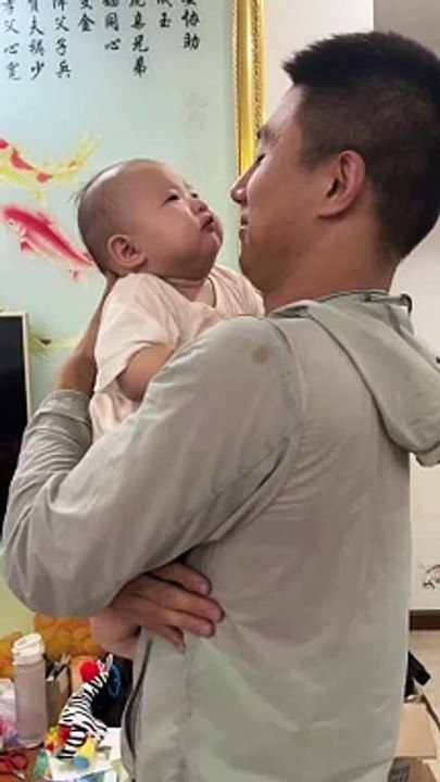 Cute baby - Sang ayah ditolak karena mencium bayinya. Bayi itu mengangkat tangannya dan berteriak memprotes.