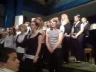 Les allemands chantent pour les français.