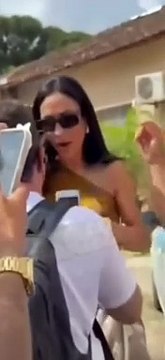 Caso Deolane: Dayanne Bezerra dá dinheiro para fã da irmã que faz vigília na frente do presídio