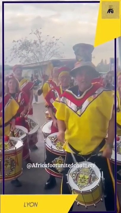 Un groupe de supporters français  dont l’emblème ressemble étrangement aux couleurs de la Belgique  met l’ambiance devant le Stade !