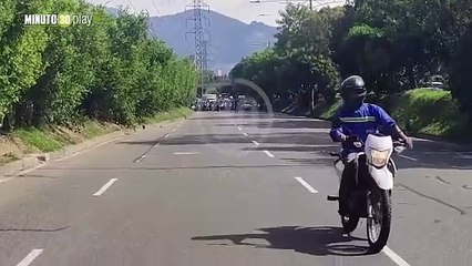 Download Video: Motociclistas no le copiaron a encapuchados y lograron habilitar La Regional, a pesar de que les tiraron papas bombas