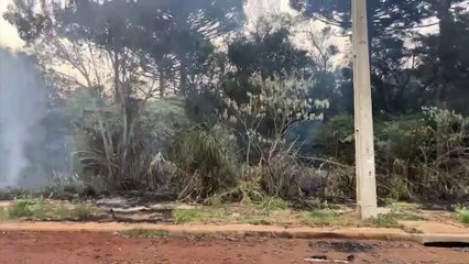 Bombeiros combatem incêndio no Recanto dos Pássaros