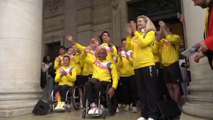 Les athlètes paralympiques célébrés par le public sur les marches de la Bourse à Bruxelles