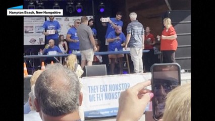 El gobernador de New Hampshire ayuda a salvar a un hombre que se ahogaba en un concurso de comer mariscos