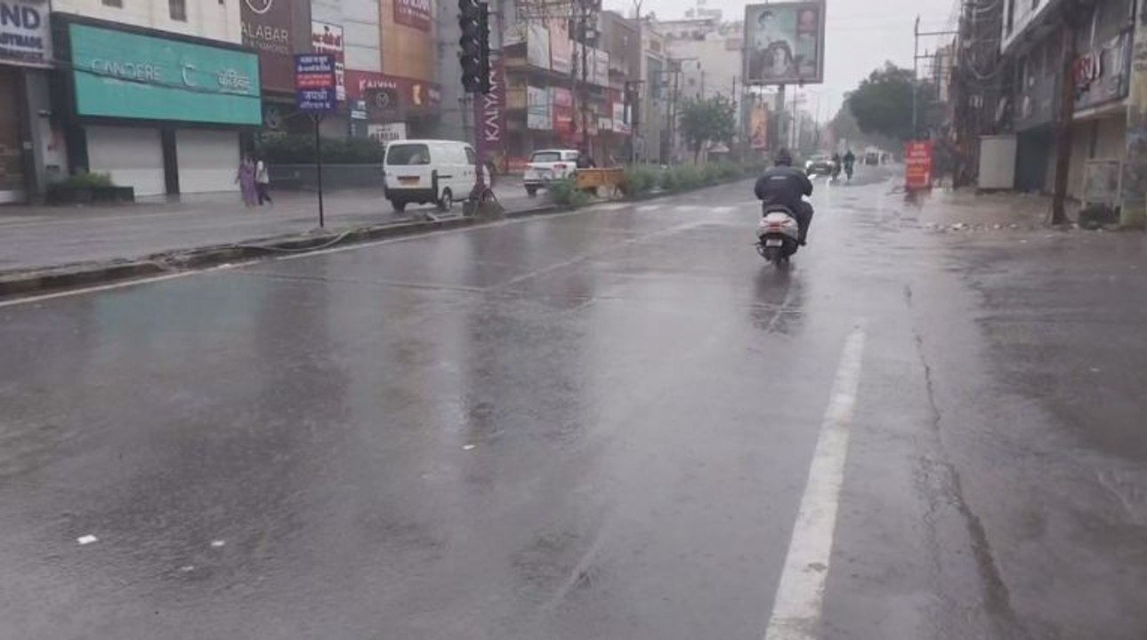रायपुर समेत प्रदेश भर में देर रात से बारिश का सिलसिला जारी