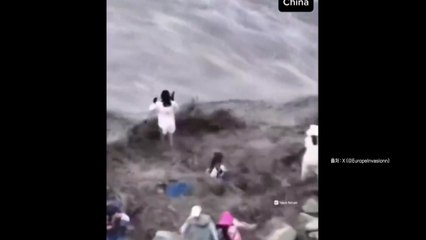 [나우쇼츠] "셀카 삼매경"...'귀신 파도' 인증샷 찍다 휩쓸려 / YTN