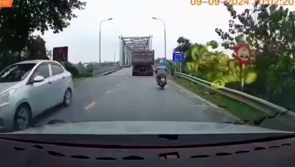 Yagi Tayfunu Vietnam köprüsünü yıktı, araçlar nehre uçtu