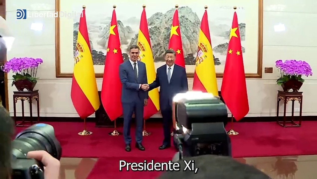 Pedro Sánchez, de paseo con el dictador Xi Jinping durante su visita a China