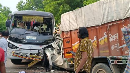 बस-पिकअप की भिड़ंत में 19 लोग हुए बुरी तरह घायल