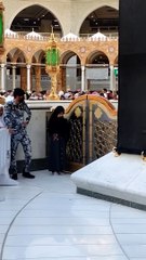 Video herunterladen: Lucky Child MASHA ALLAH ♥️ _ MASJID AL HARAM  @madina @makkah @haram @mecca