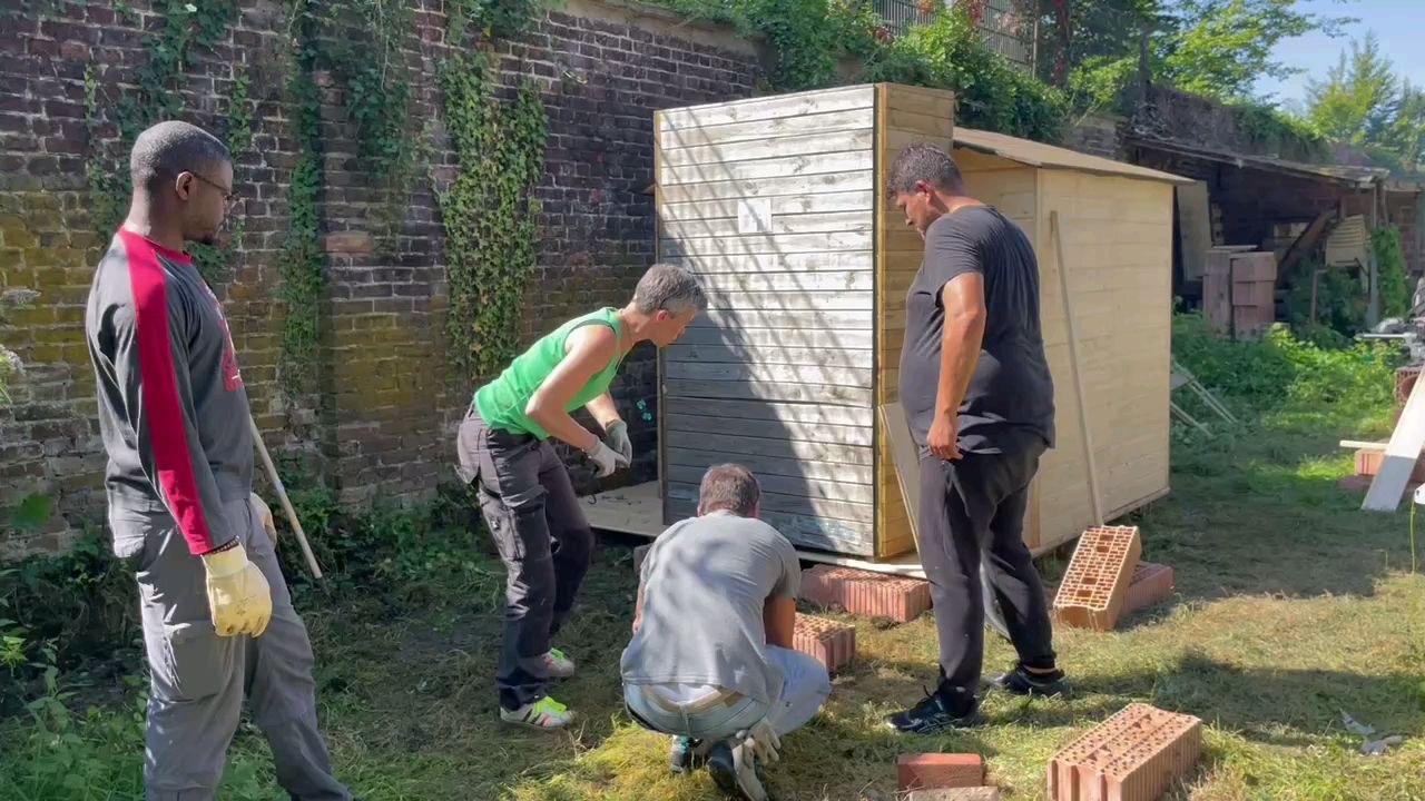 encore une petite vidéo de la construction du poulailler a l'association wake up cafe