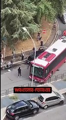 Скачать видео: Roma: auto in sosta selvaggia blocca l'autobus, i passeggeri provano a spostarla