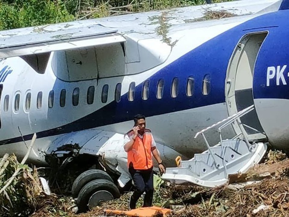 Flugzeug rutscht von startbahn - mehrere verletzte