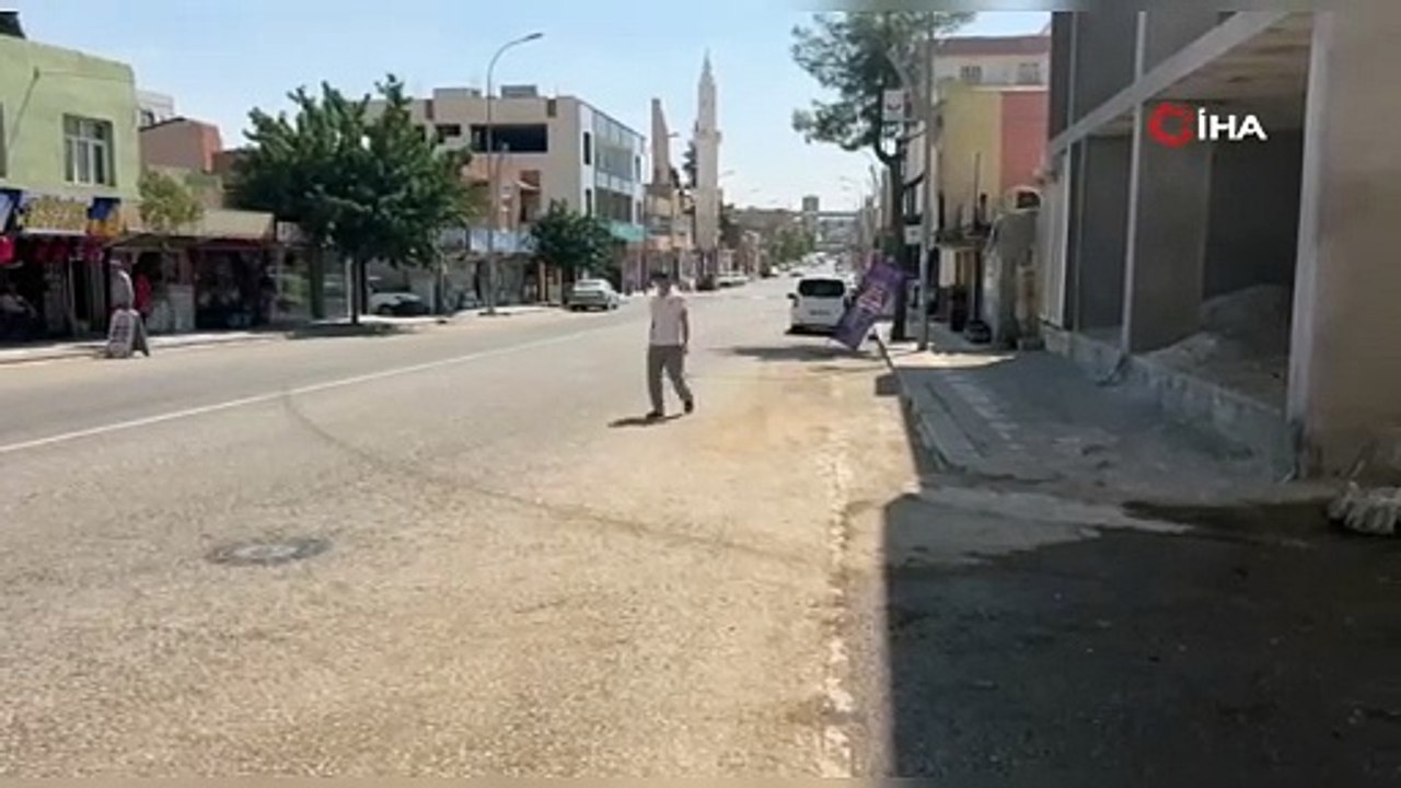 Köpeğin Kovaladığı Çocuk Arabanın Altında Kalmaktan Son Anda Kurtuldu!