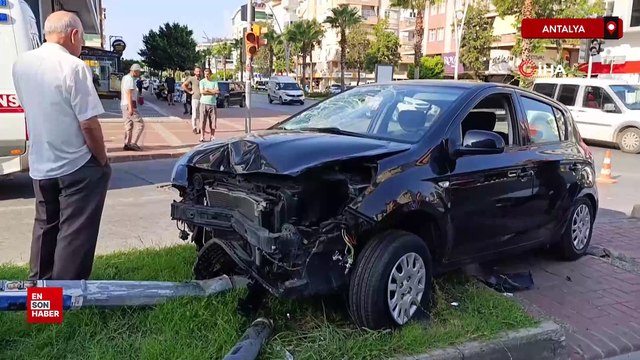 Antalya'da kırmızı ışıkta geçen motosiklet sürücüsü kaza yaptı
