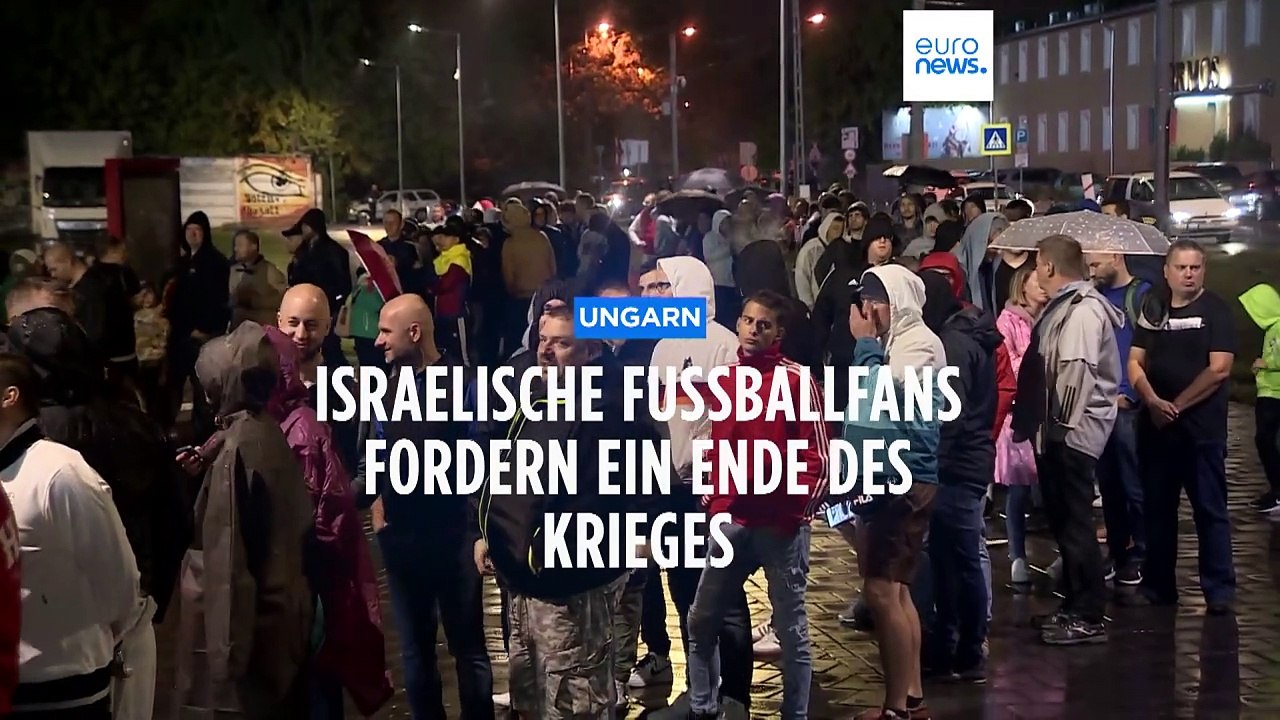 Isreaelische Fußballfans fordern ein Ende des Krieges im Gazastreifen