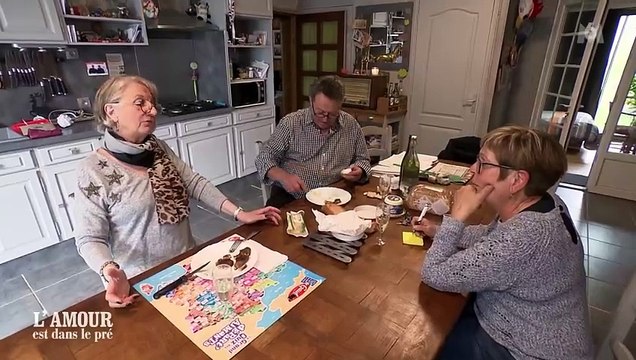 Chez Gillou, Isabelle s'impose face à Marie au moment des courses. L'agriculteur embrasse déjà l'une de ses deux prétendantes dans l'épisode 5.