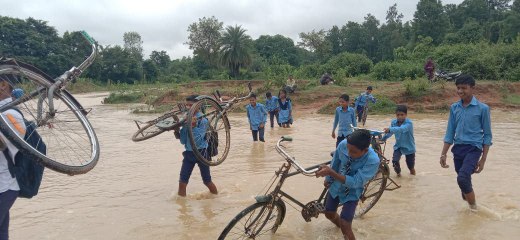 CG News: नदी नाले उफान पर, शासन प्रशासन ने नहीं सुनी मांग, स्कूली बच्चों को हो रही परेशानी