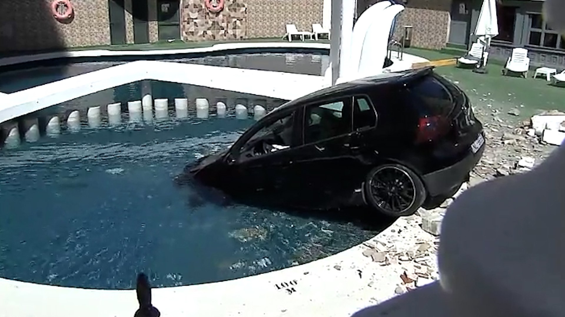 Un coche termina empotrado en la piscina infantil de un hotel porque su conductor cuadruplicaba la tasa de alcoholemia