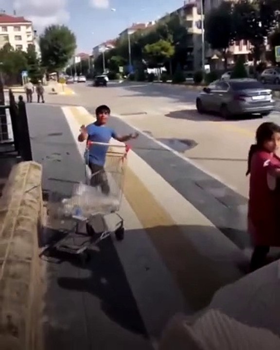 Çöpten hurda toplayan çocuğa şiddet uyguladılar