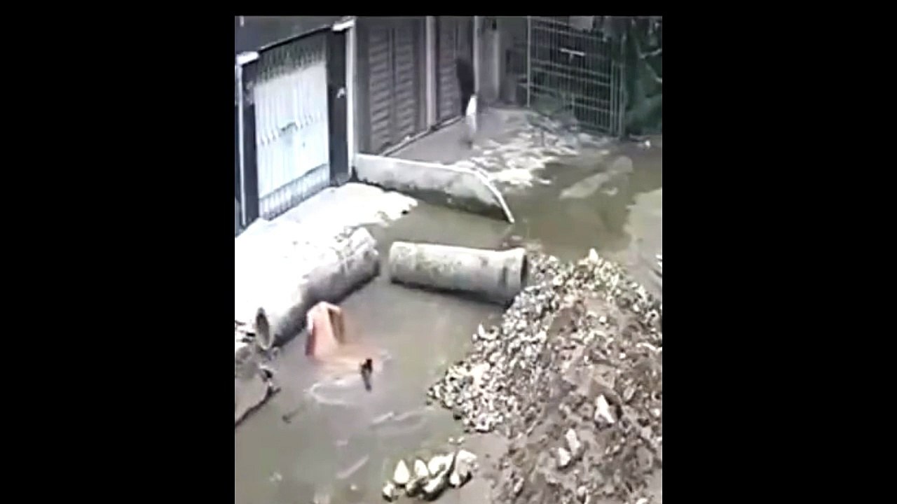 Bike Fall Funny Main Hole ............ Try not to Laugh