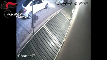 Attentato al bar, il momento in cui viene collocata la bomba-carta. E poi la fuga