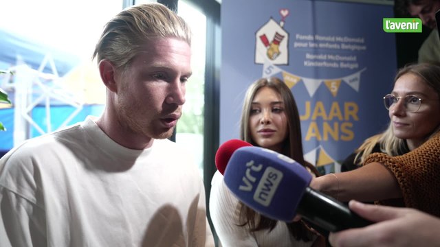 Lapin géant et large sourire, mais aucun commentaire sur le foot, Kevin De Bruyne était Bruxelles ce mardi