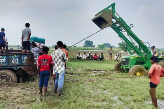 शव कंधे पर ले जाएं तो फिसलने का डर, ट्रेक्टर से शव ले गए तो वह फंस गया, दूसरा ट्रेक्टर मंगाया तो वह भी फंस गया