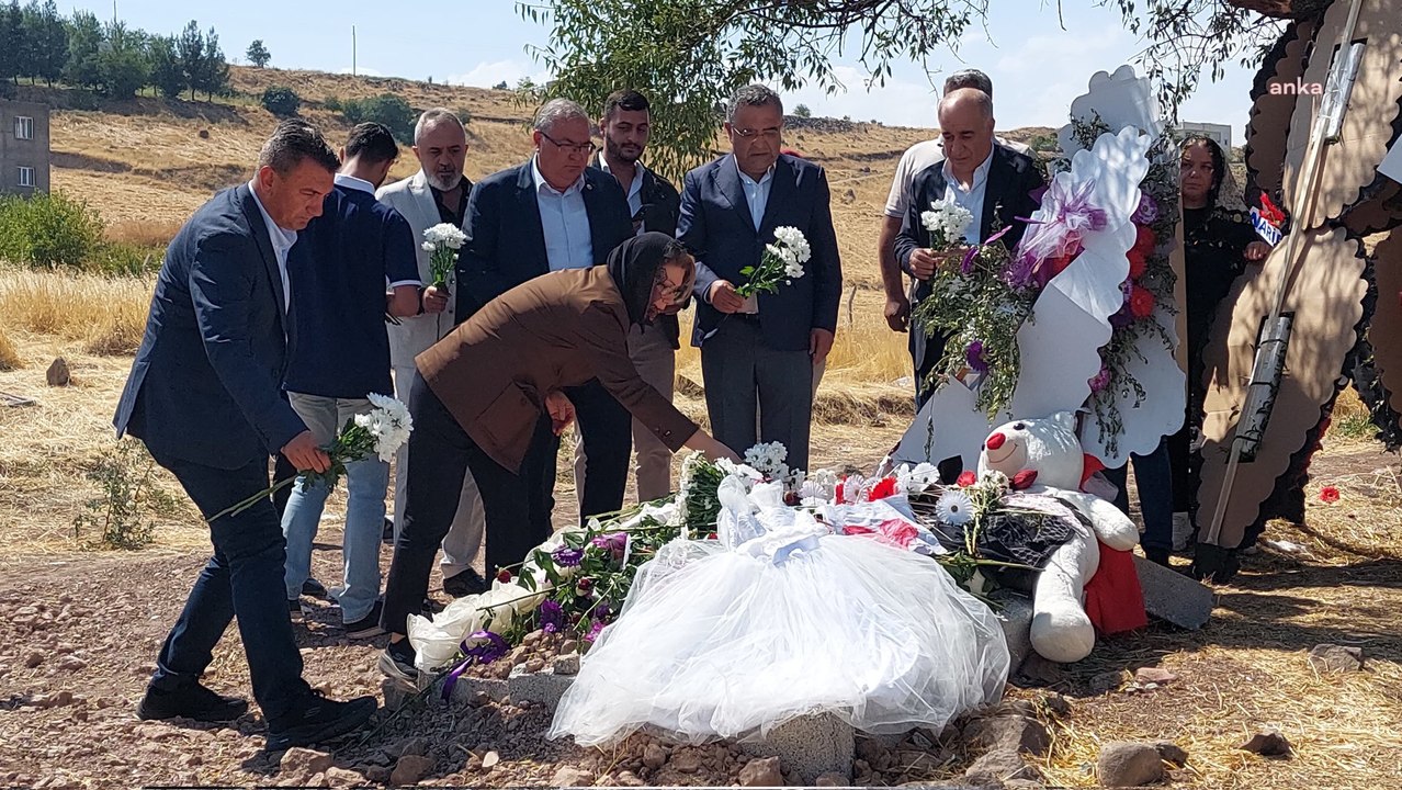 Chp Heyeti, Narin’in Kabrini Ziyaret Etti
