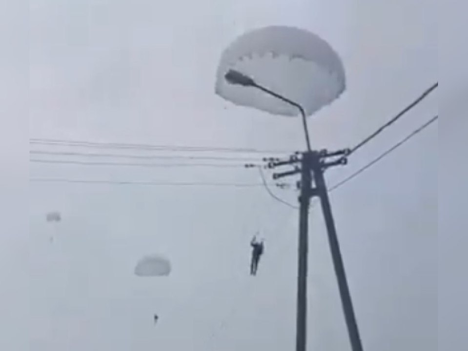 Verpatzte Übung: Fallschirmjäger landet auf Stromkabel