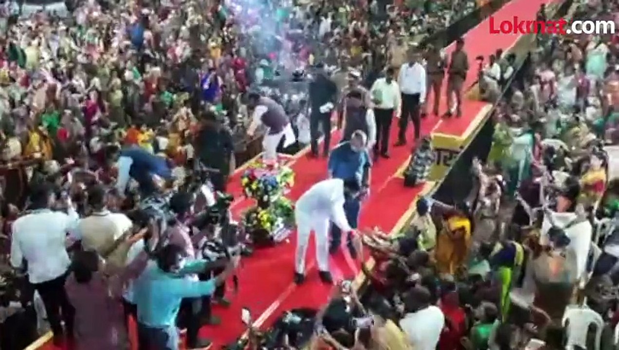 लाडकी बहीण योजनेच्या बॅनरवरून दादांचा फोटो गायब, महायुतीतील धूसफूस कायम ? चर्चांनां उधाण