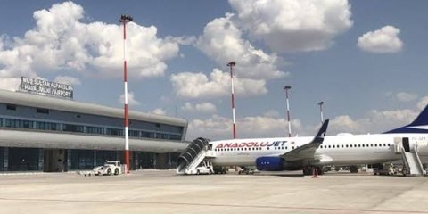 Havalimanında yıldırım düşen pistte hasar oluştu