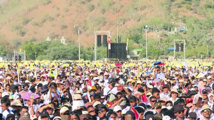Francisco se da un baño de masas en Timor Oriental con una misa multitudinaria